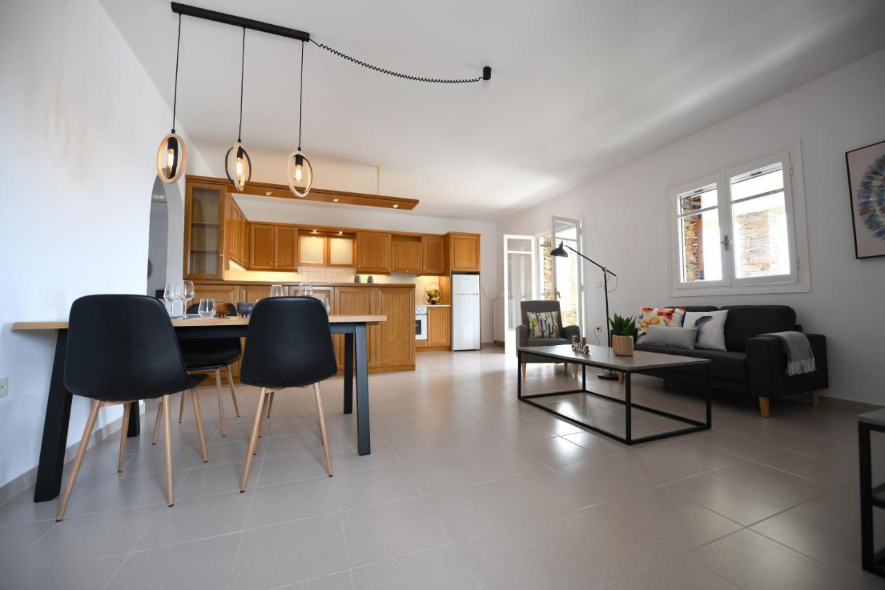 Amazing 2 Bedroom Apartment Overlooking The Marina Of Vourkari Exterior photo