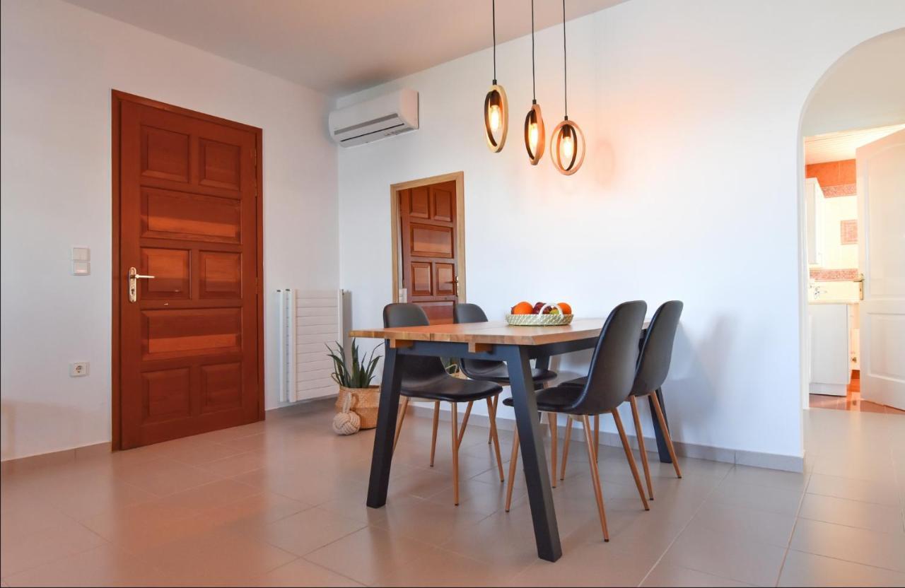 Amazing 2 Bedroom Apartment Overlooking The Marina Of Vourkari Exterior photo